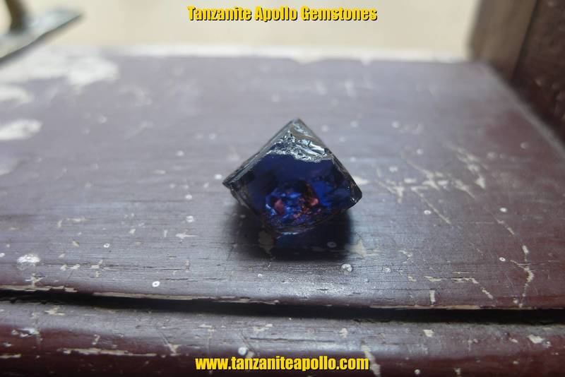 Burgundy and blue as plechroism of Tanzanite