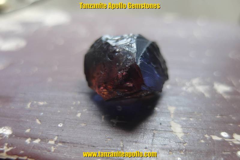 Burgundy and blue colors of Tanzanite gemstone