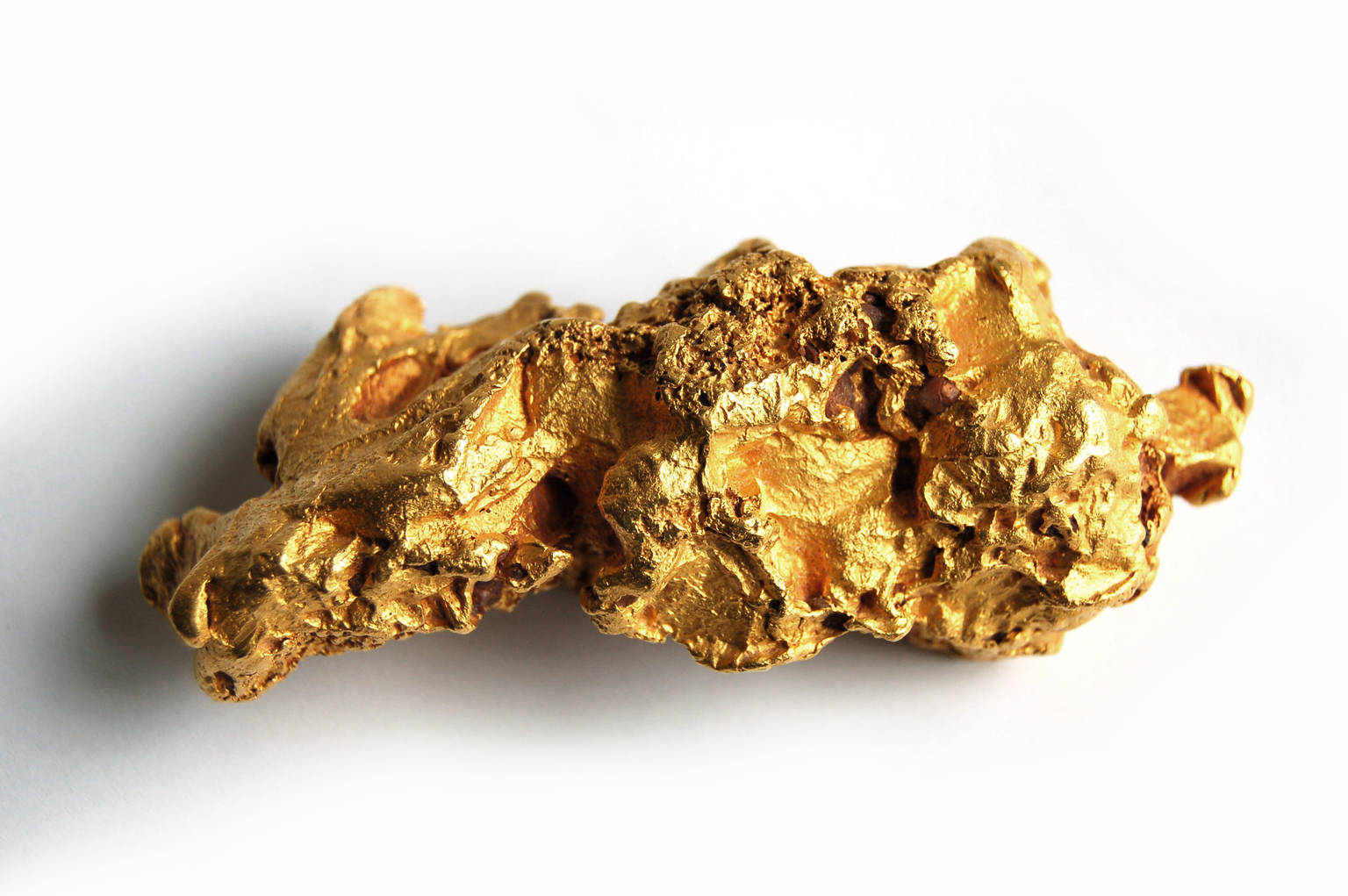 Благородные руды. Самородное золото минерал. Аурум золото. Золото Аурум химия. Золото полезное ископаемое.