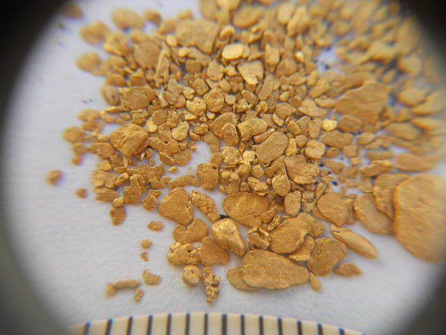 Real gold flakes from gold mining