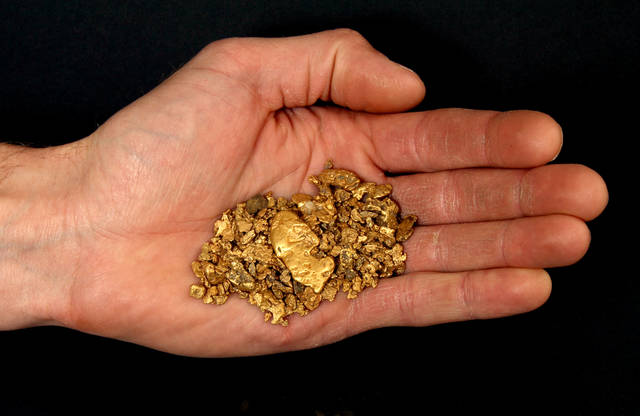 Gold nuggets in the hand